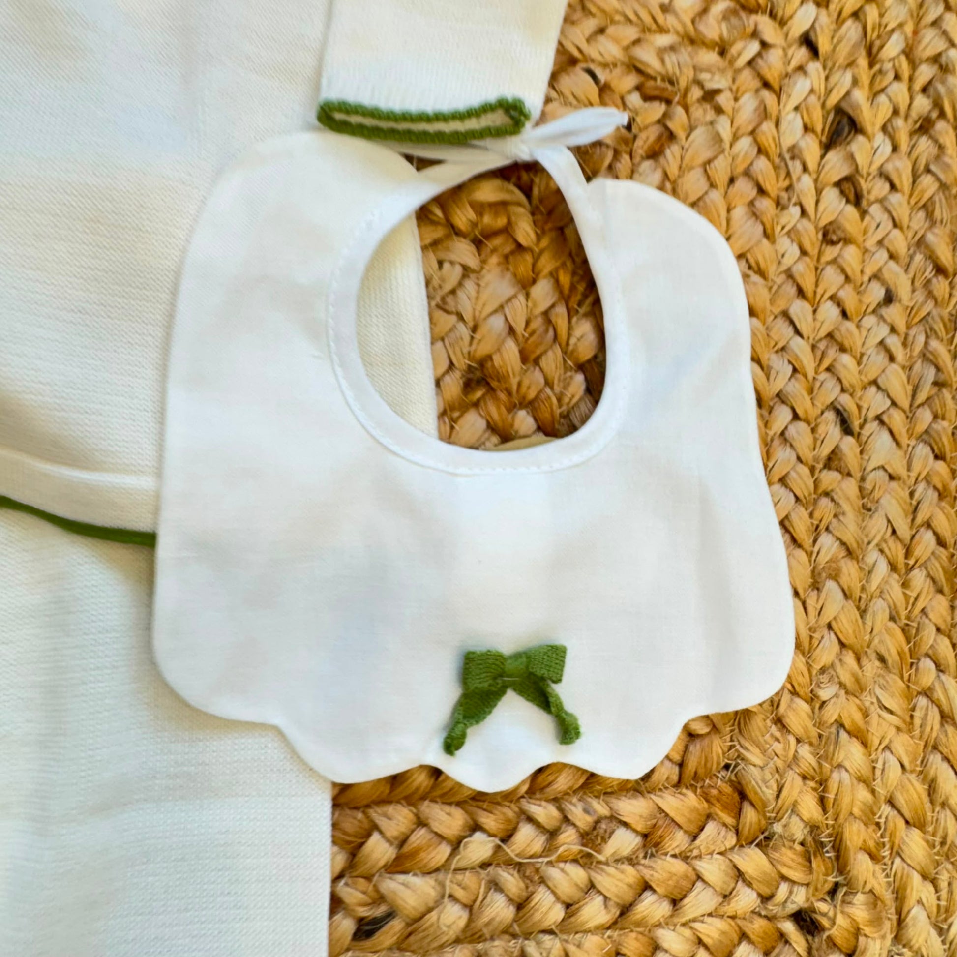 Corredino nascita neonata panna e verde con copertina, completo e accessori coordinati