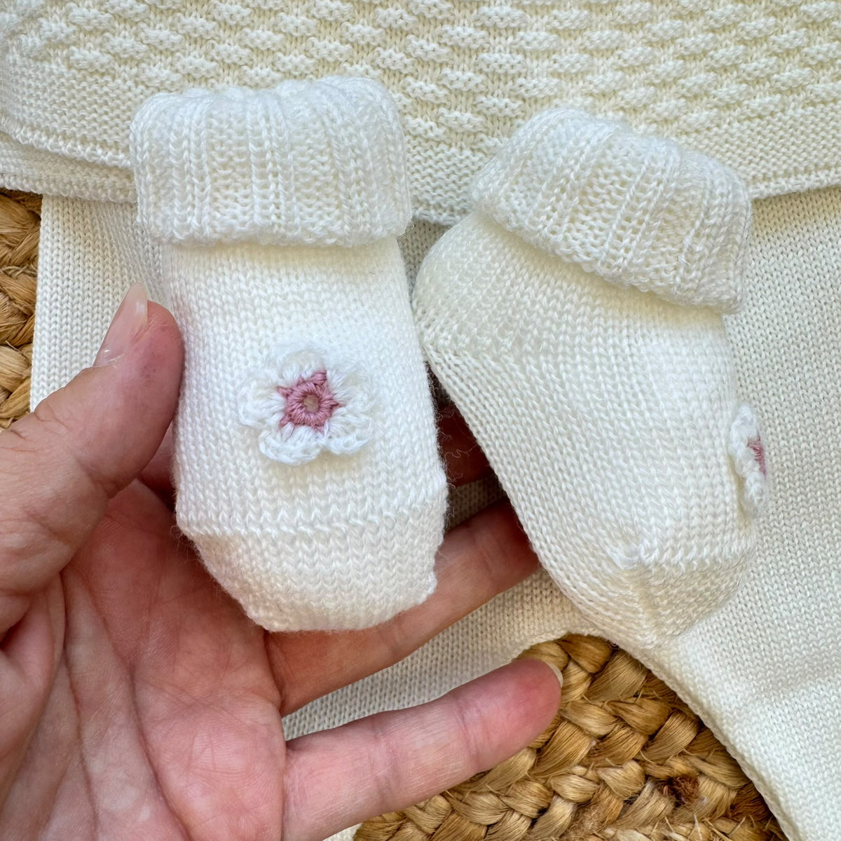 Uscita clinica neonata in pura lana latte e rosa con completo, copertina, cappellino e scarpine