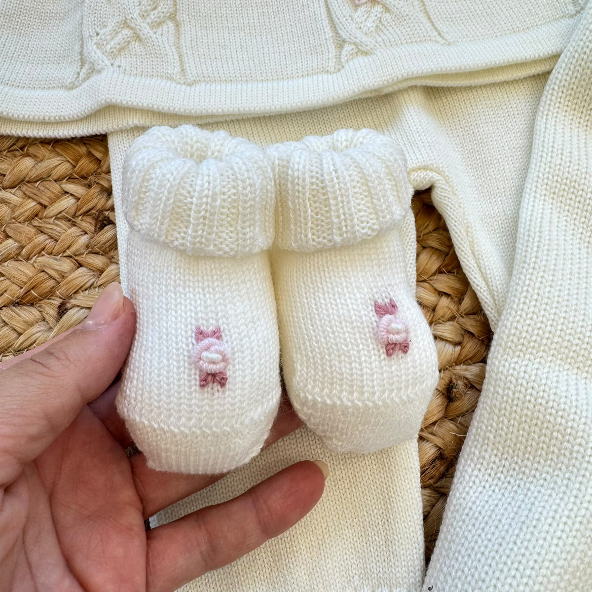 Uscita clinica neonata in pura lana latte e rosa con completo, copertina, cappellino e scarpine