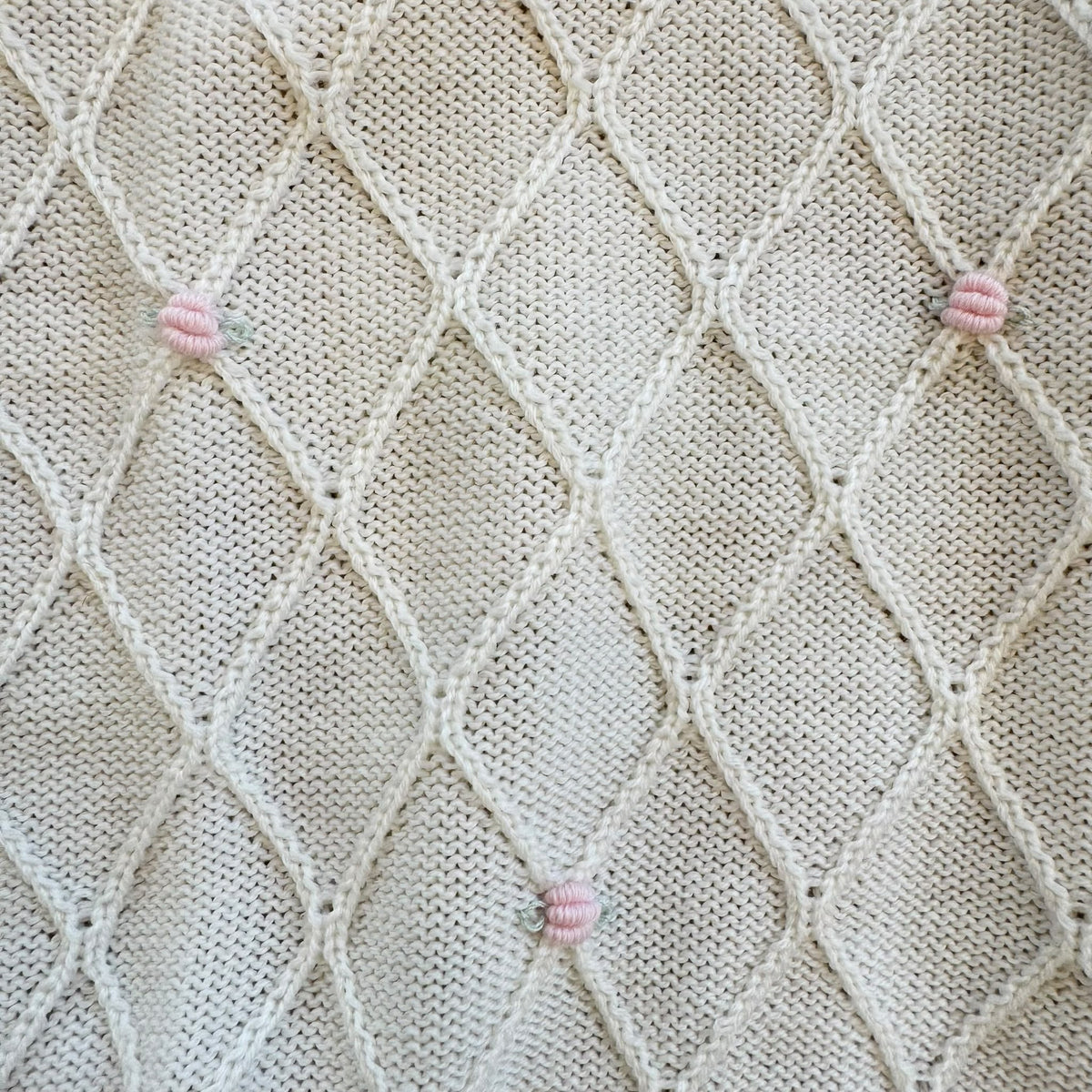 Uscita clinica neonata in pura lana panna con ricami rosa completa di copertina cappellino e scarpine