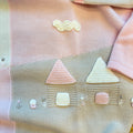 Uscita clinica neonata in pura lana con copertina ricamata nei colori latte, rosa cipria e beige Mars Made in Italy.