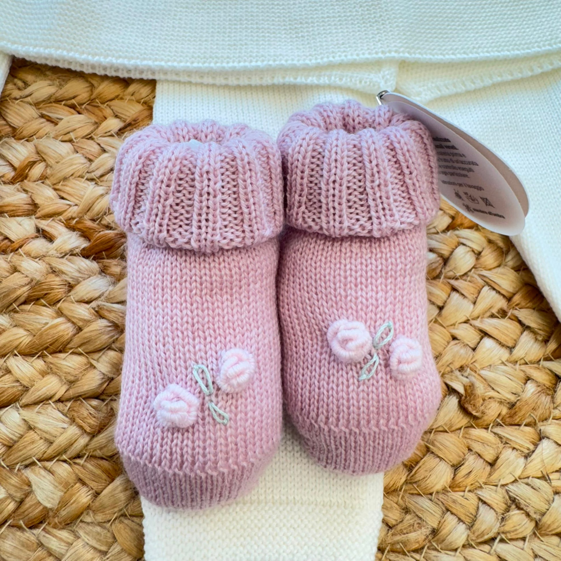 Completo neonata in pura lana bianco con vestitino, fiocco rosa, cappellino e scarpine ricamate a mano