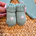 Completo neonata in pura lana verde salvia con ricami floreali realizzati a mano.