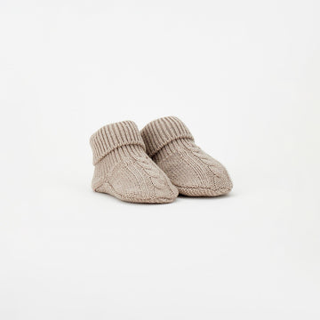 Scarpine neonato in caldo cotone color tortora con lavorazione a treccia e risvolto per corredino nascita