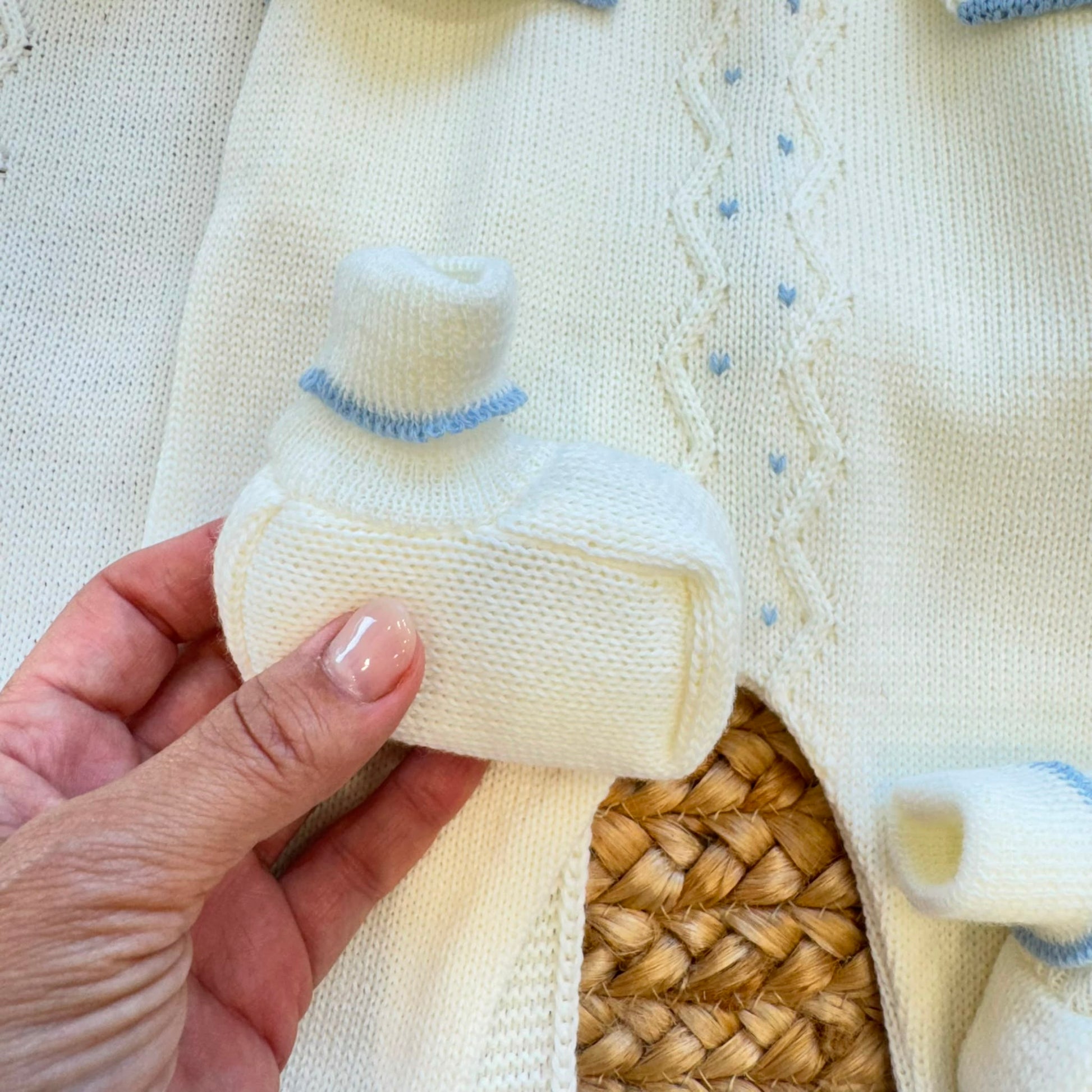 Uscita clinica neonato in lana merino panna e azzurro con copertina e completo coordinato