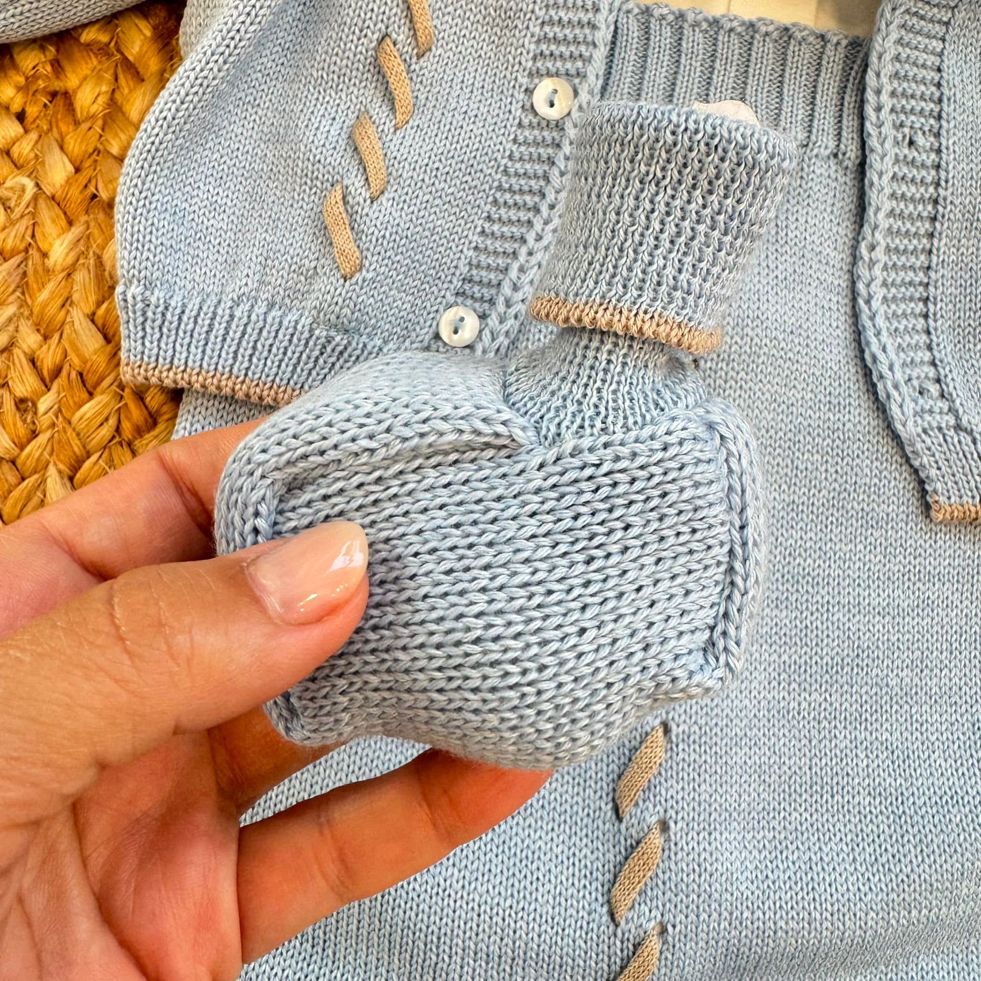 Completo neonato in lana merino azzurro con salopette cardigan camicina e scarpine