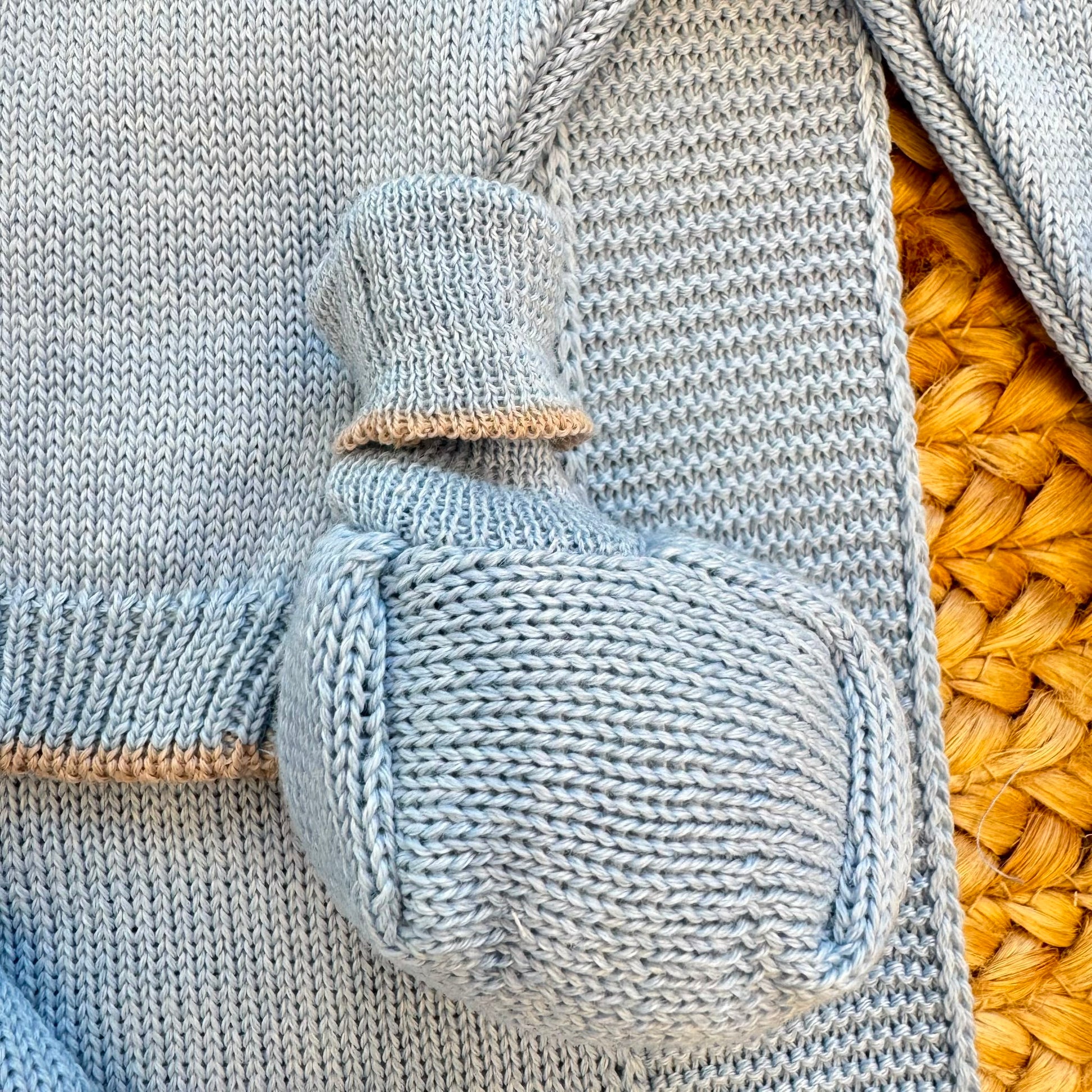 Uscita clinica neonato in misto lana azzurro e beige con copertina completo cappellino scarpine e bavaglino