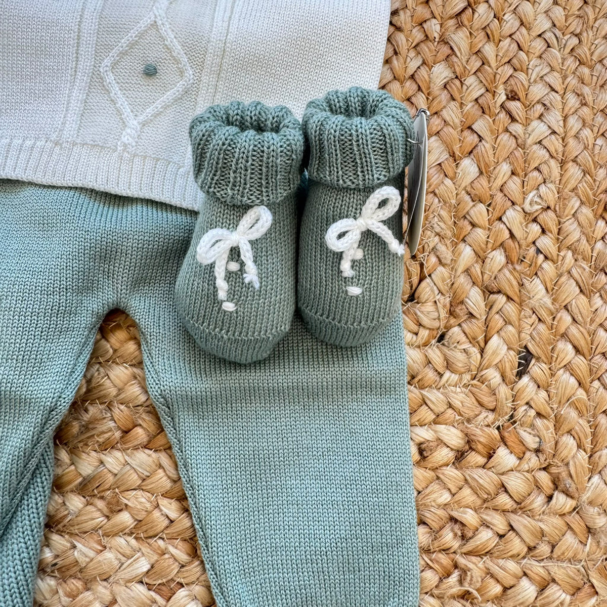 Tutina neonato in pura lana panna e verde con cappellino e scarpine coordinate