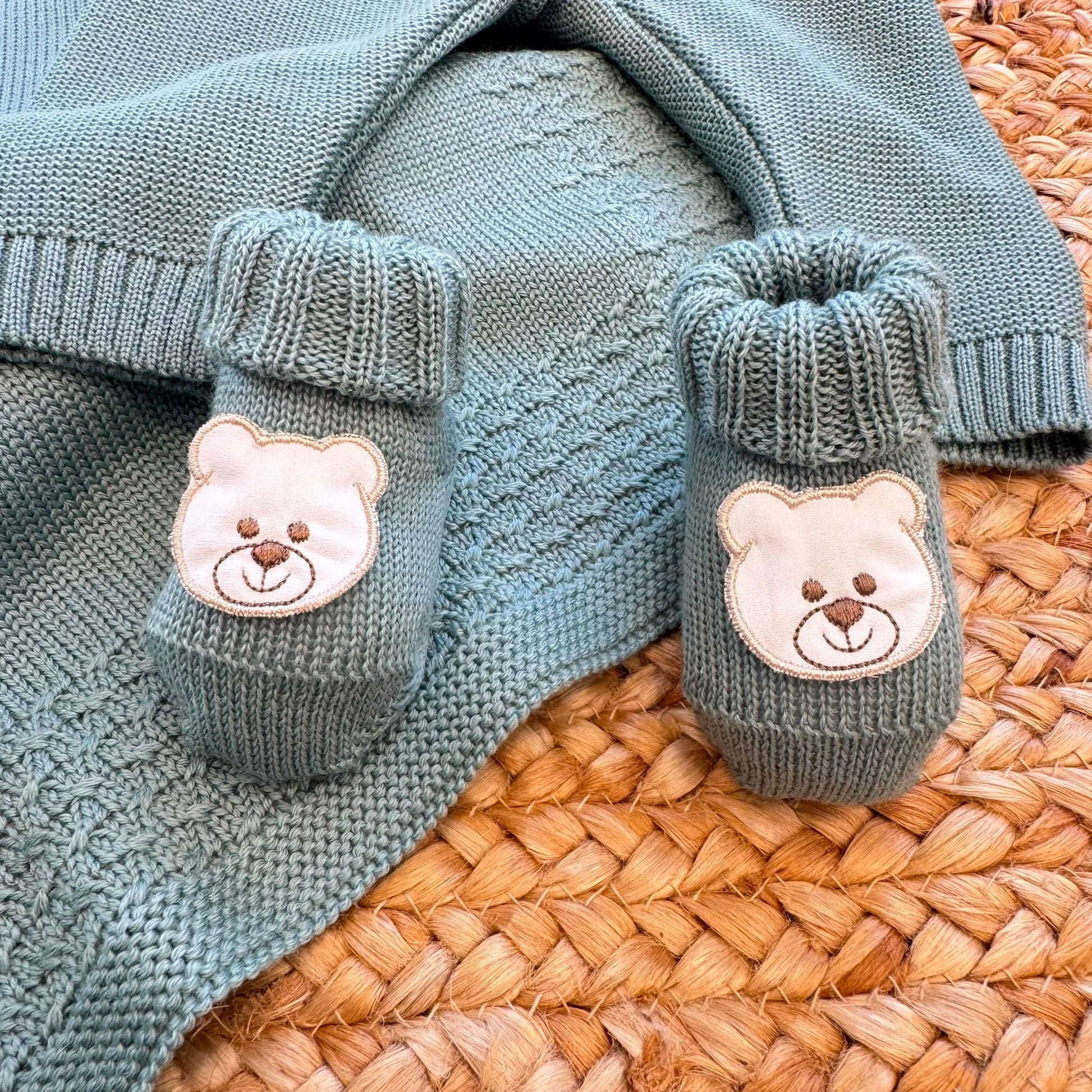 Uscita clinica neonato in pura lana verde oliva con copertina, completo, cappellino e scarpine con orsetto