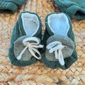 Uscita clinica neonato verde bosco in ciniglia con tutina ricamata scoiattolo, cappello, bavetta, scarpine, lenzuola coordinate e copertina sfoderabile.