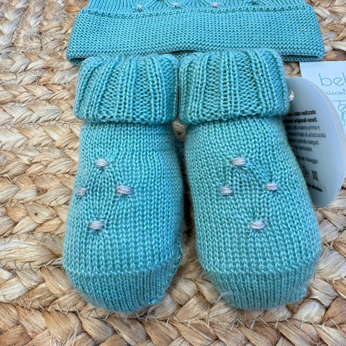 Cappellino neonato in pura lana verde foglia con ricamo a nido d’ape e punto nodino