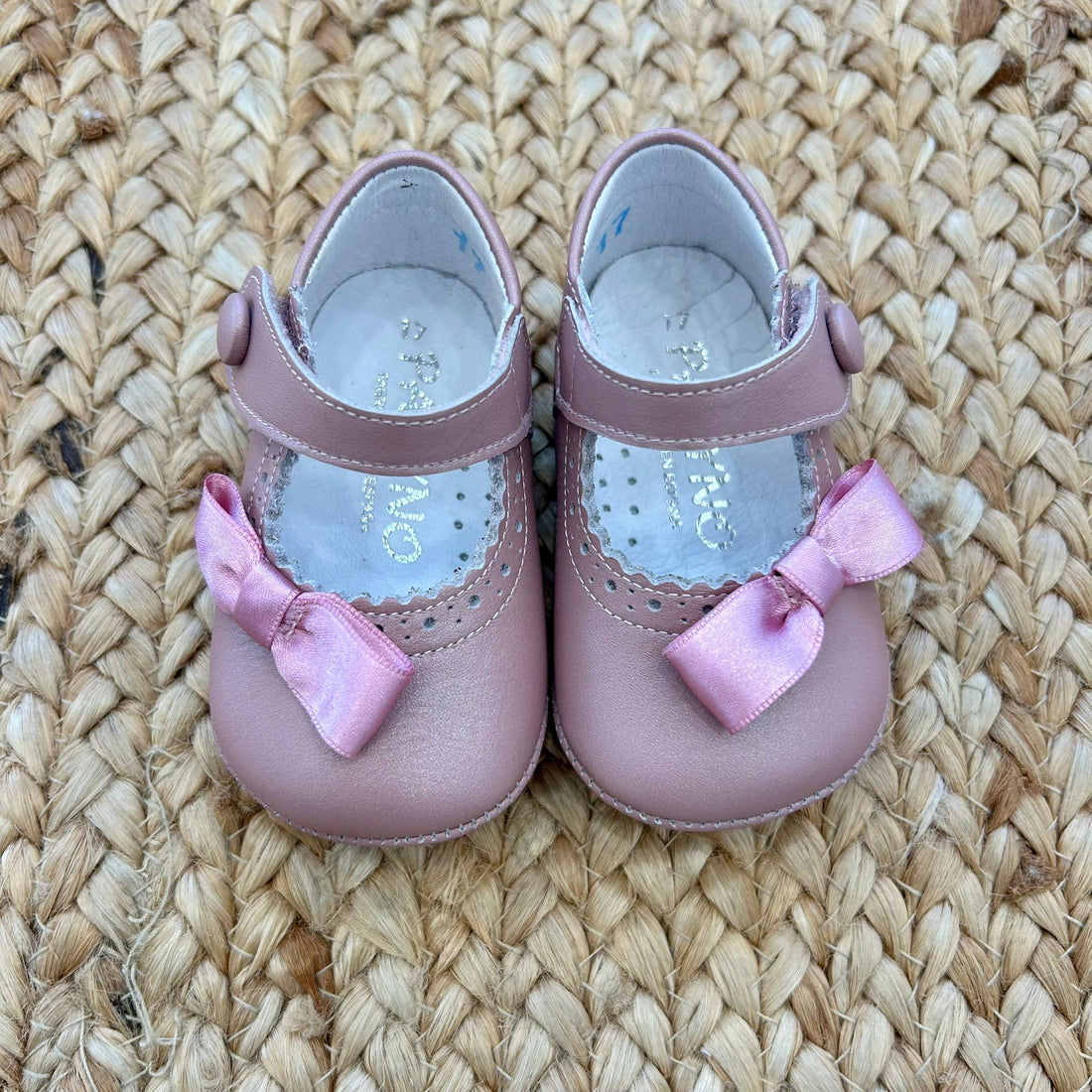 “scarpine battesimo bimba rosa con fiocco e cinturino vista frontale”