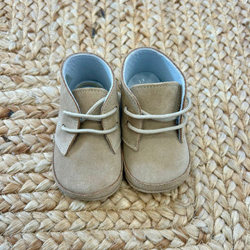 “scarpine battesimo bimbo beige in effetto scamosciato vista frontale”