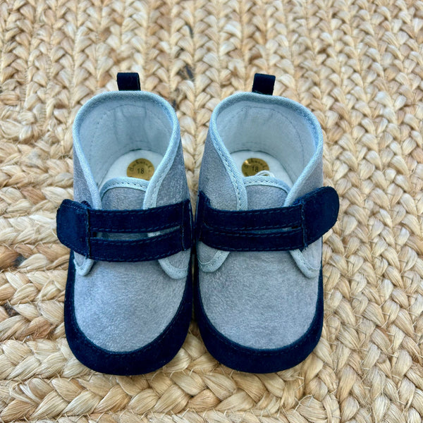 “scarpine battesimo bimbo grigio e blu con strappo vista frontale”