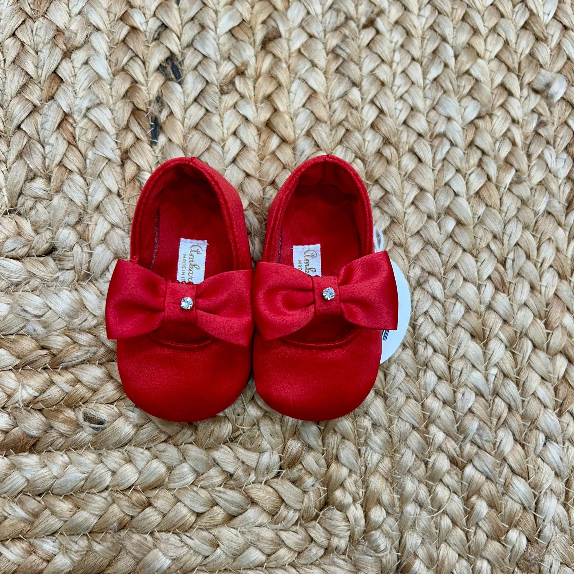 scarpine culla raso rosso con fiocco e punto luce vista frontale