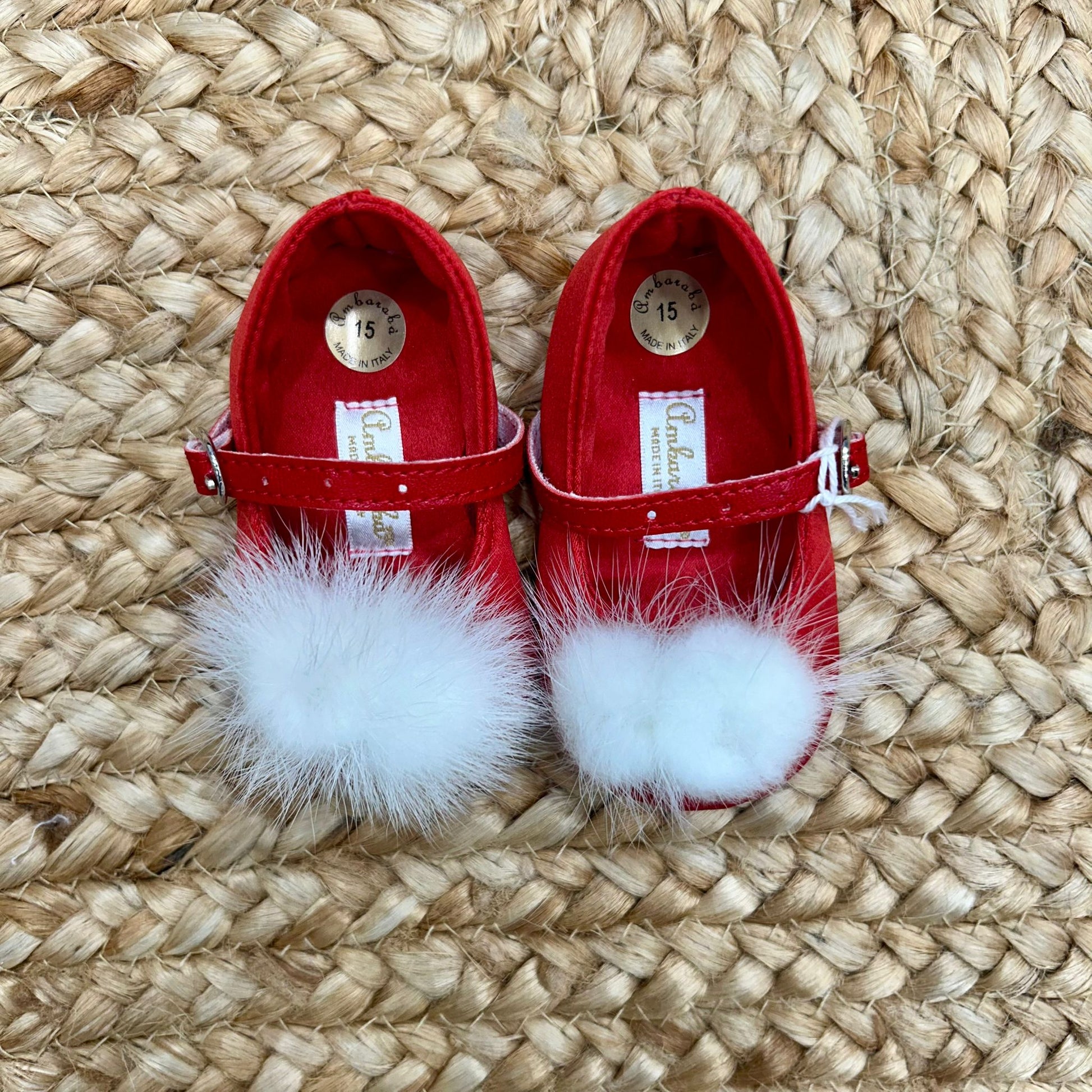 scarpine culla raso rosso con pompon bianco vista frontale