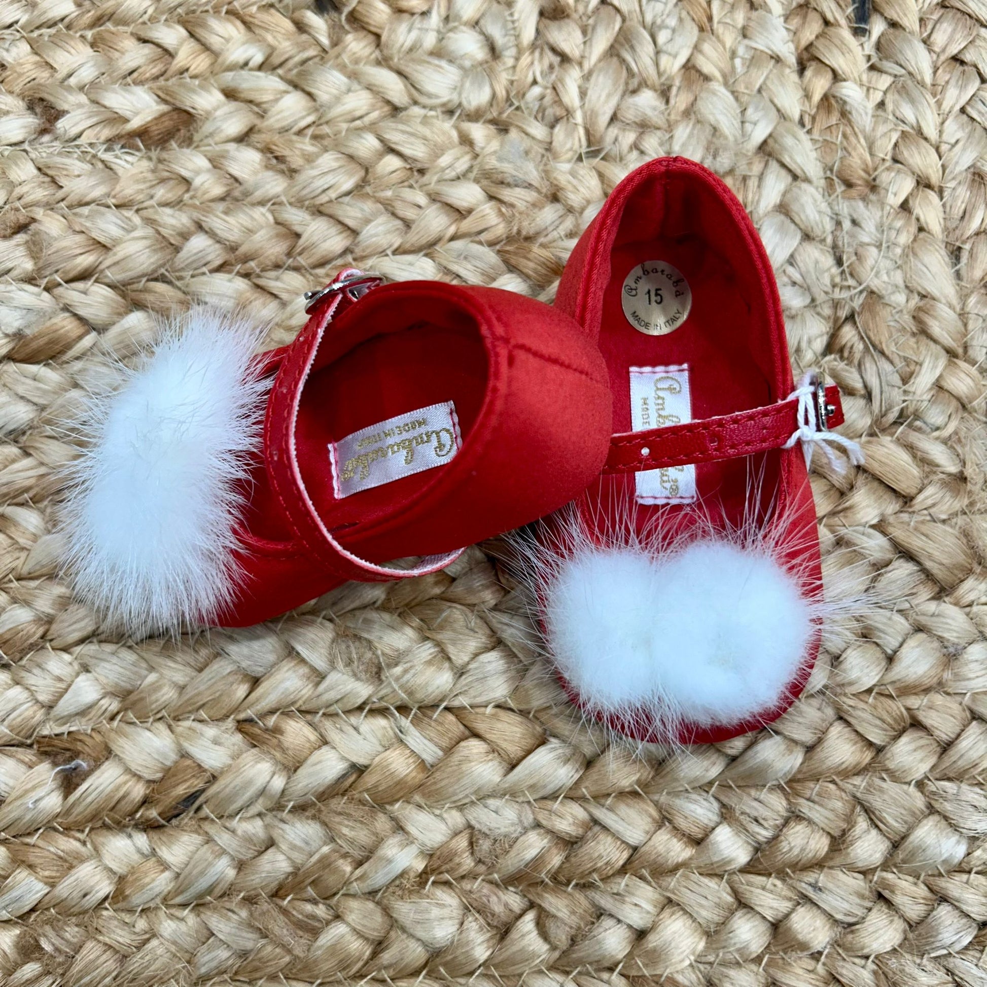 scarpine culla raso rosso con pompon bianco vista laterale