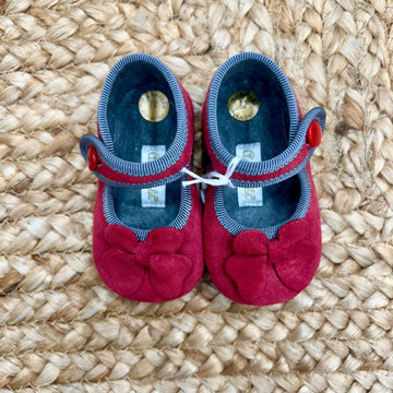 scarpine culla velour rosso con fiocco vista frontale