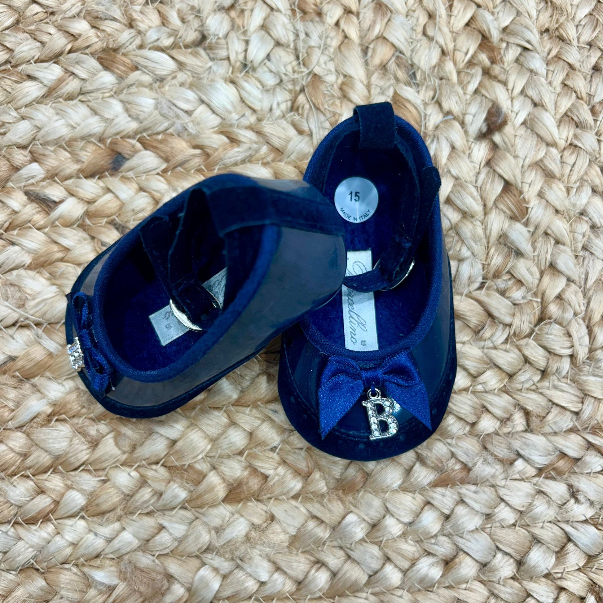 scarpine culla vernice blu fiocco e charm vista laterale