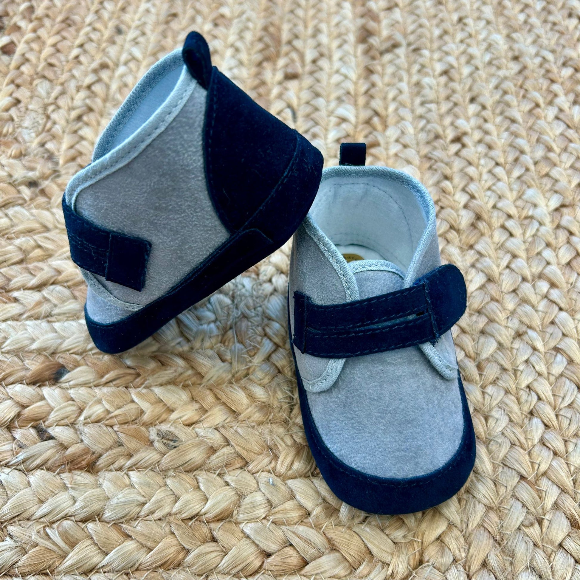 “scarpine da culla grigio e blu con chiusura a strappo vista completa”