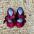 scarpine da culla velluto rosso con fiocco raso vista frontale