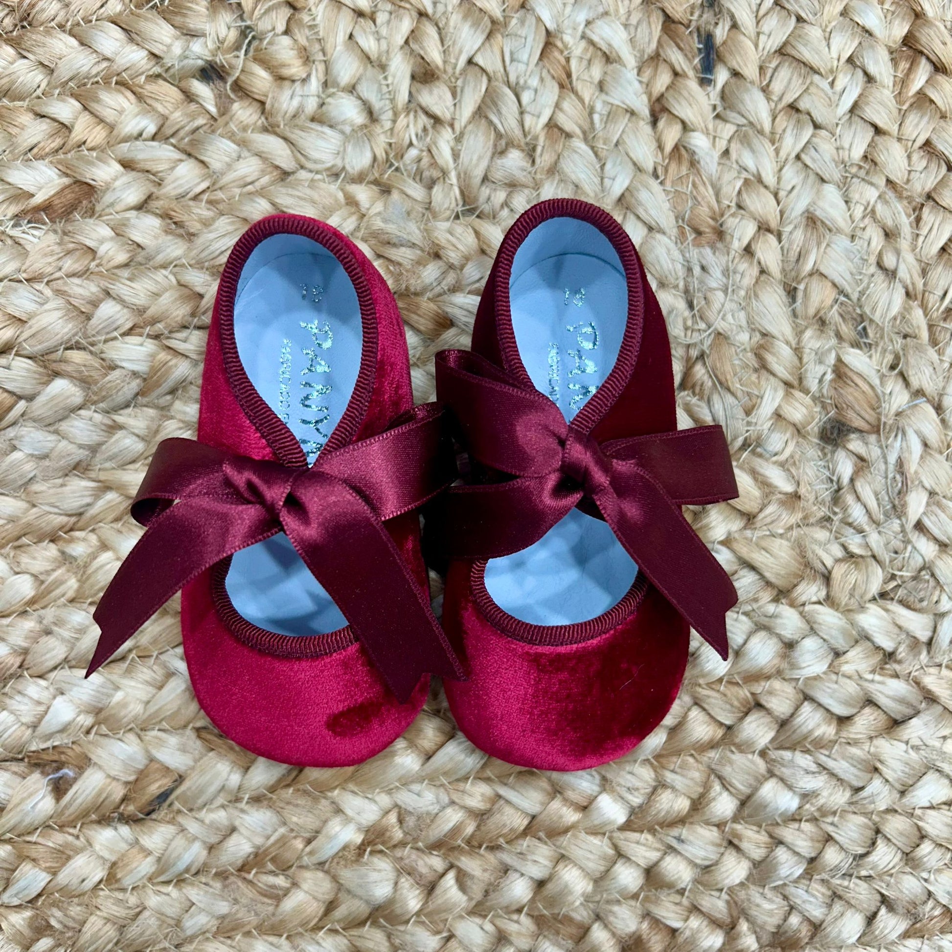 scarpine da culla velluto rosso con fiocco raso vista frontale