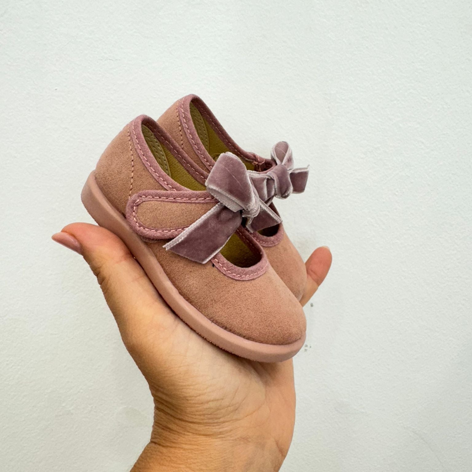 scarpine in velluto rosa antico con fiocco per bambina