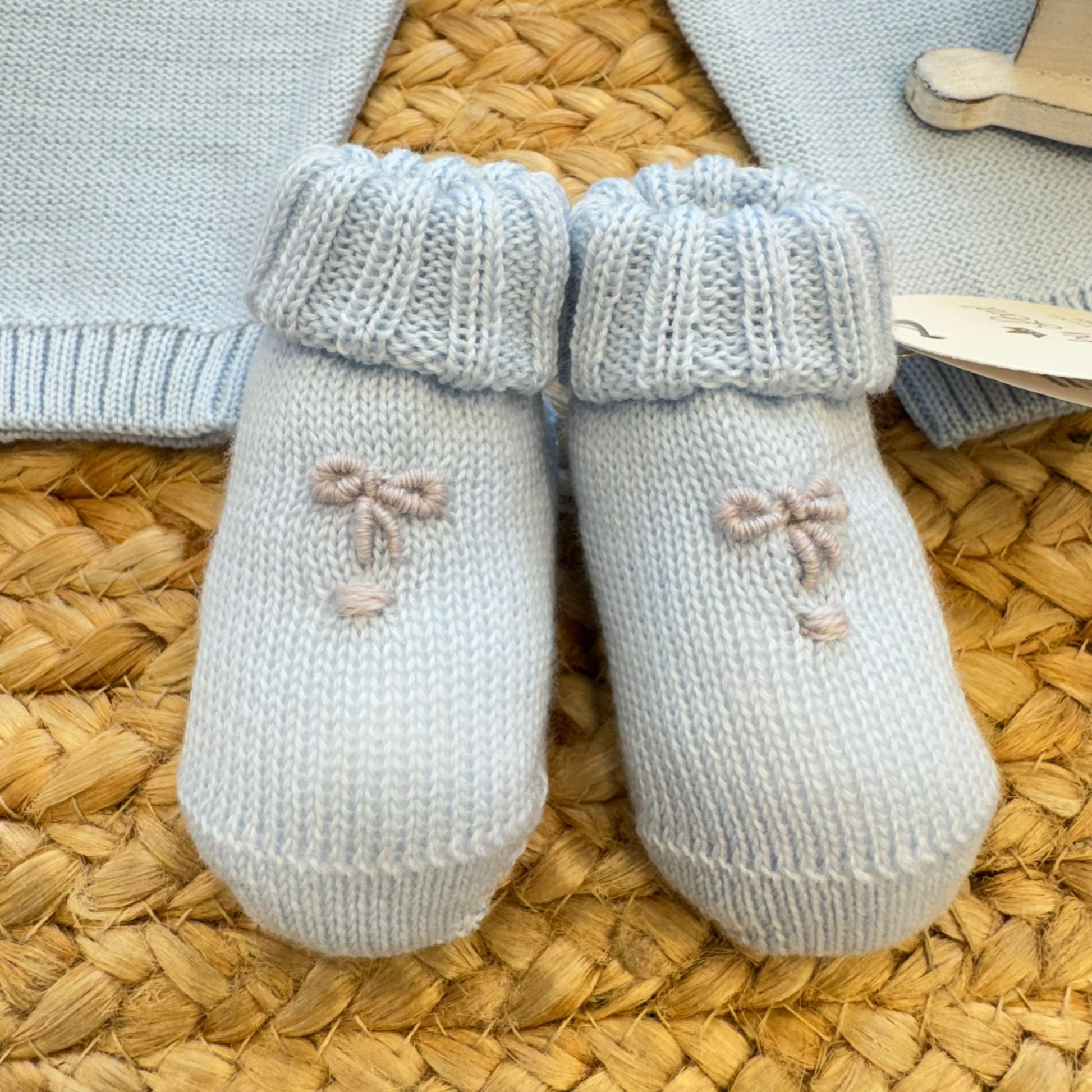 scarpine neonato azzurre in 100% lana con fiocchetto ricamato