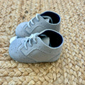 “scarpine neonato grigie brogue da culla vista completa”