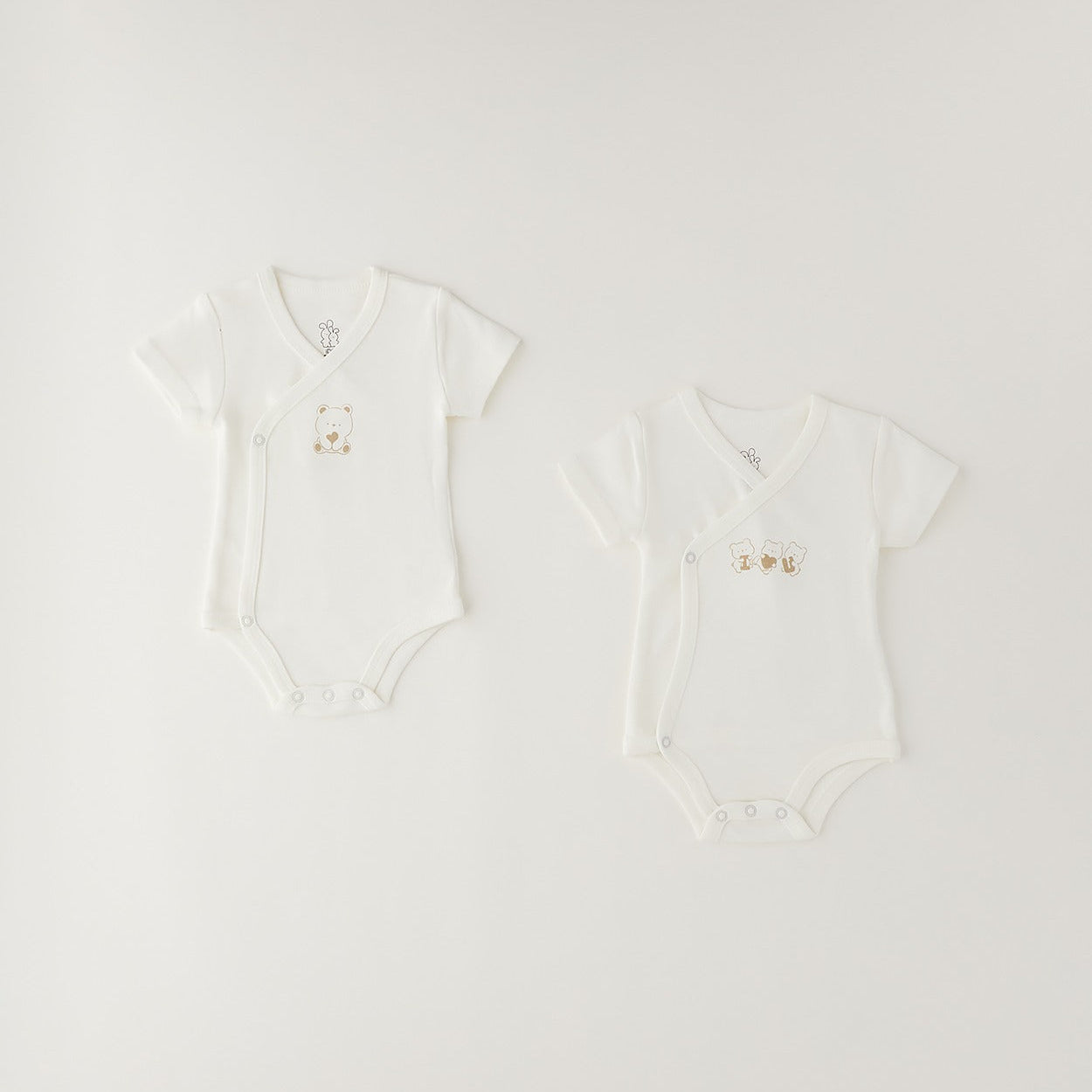 Set 2 body neonato unisex in caldo cotone bianco con apertura incrociata e decorazioni con orsetti
