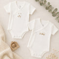 Set 2 body neonato in caldo cotone color panna con orsetti, ideale per corredino nascita, set nascita e primo cambio.