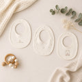 Set di tre bavaglini neonato panna con orsetti e delicate decorazioni, accessori per corredino nascita.