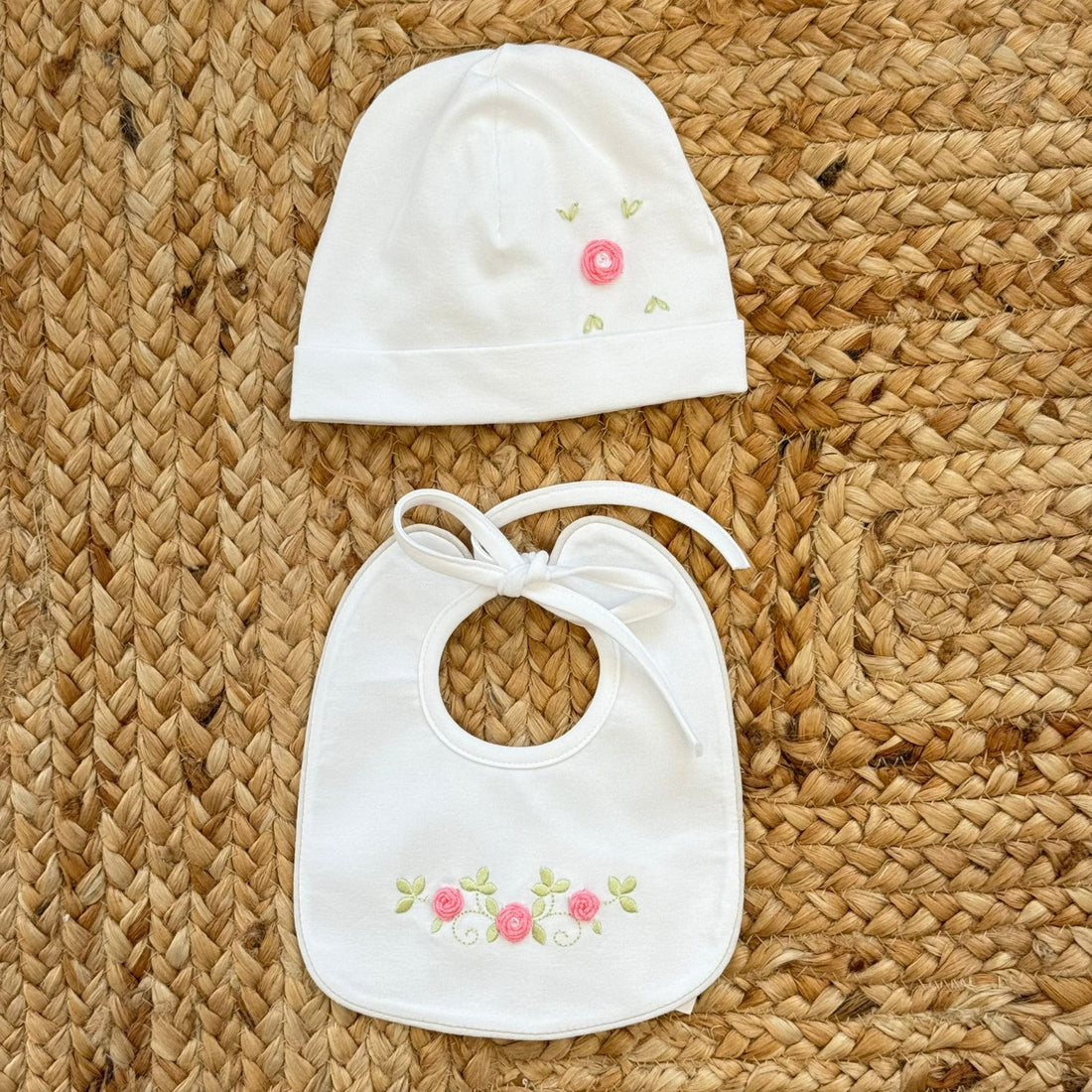 set cappellino e bavaglino neonata ricamo roselline