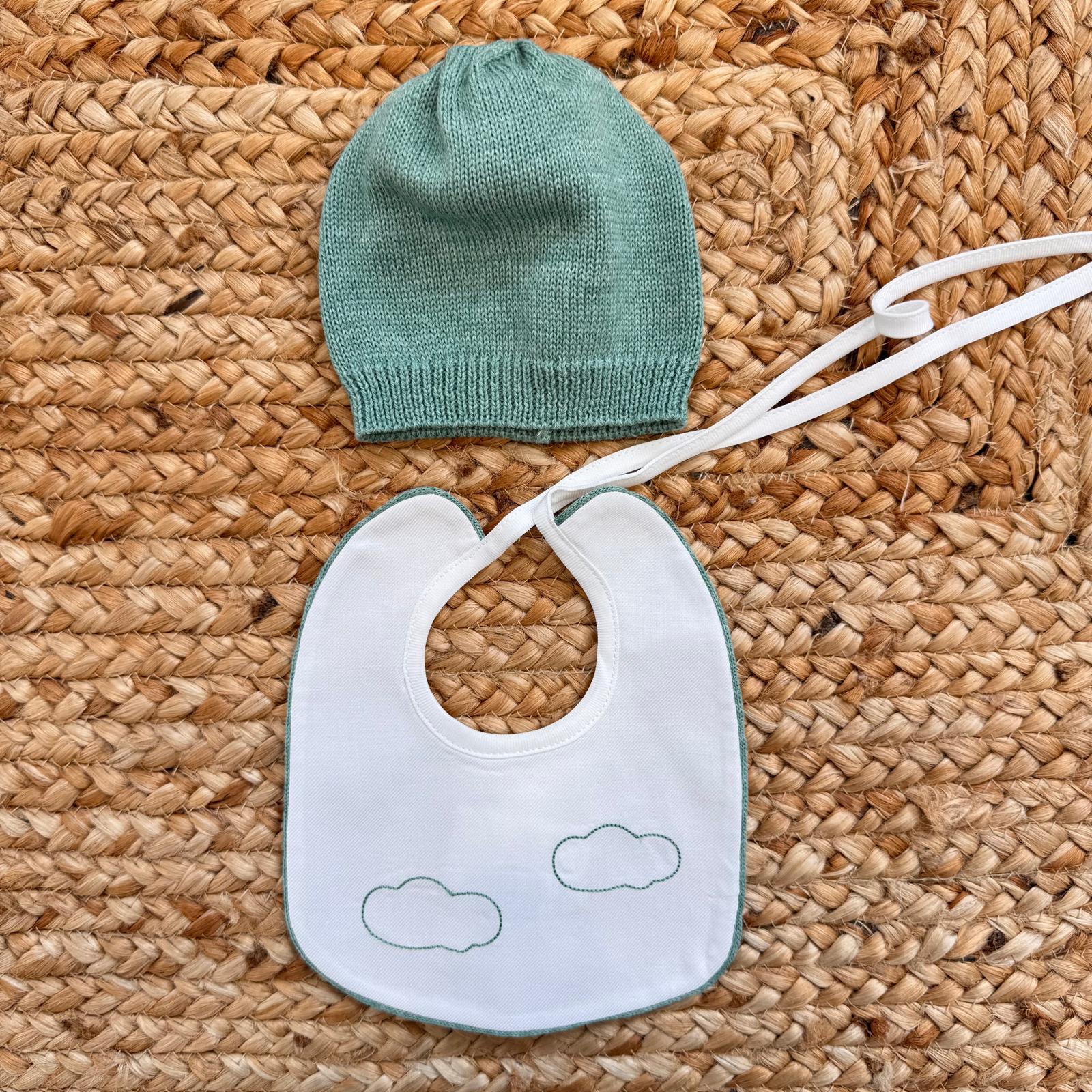  Set cappellino verde salvia e bavaglino bianco con nuvolette ricamate