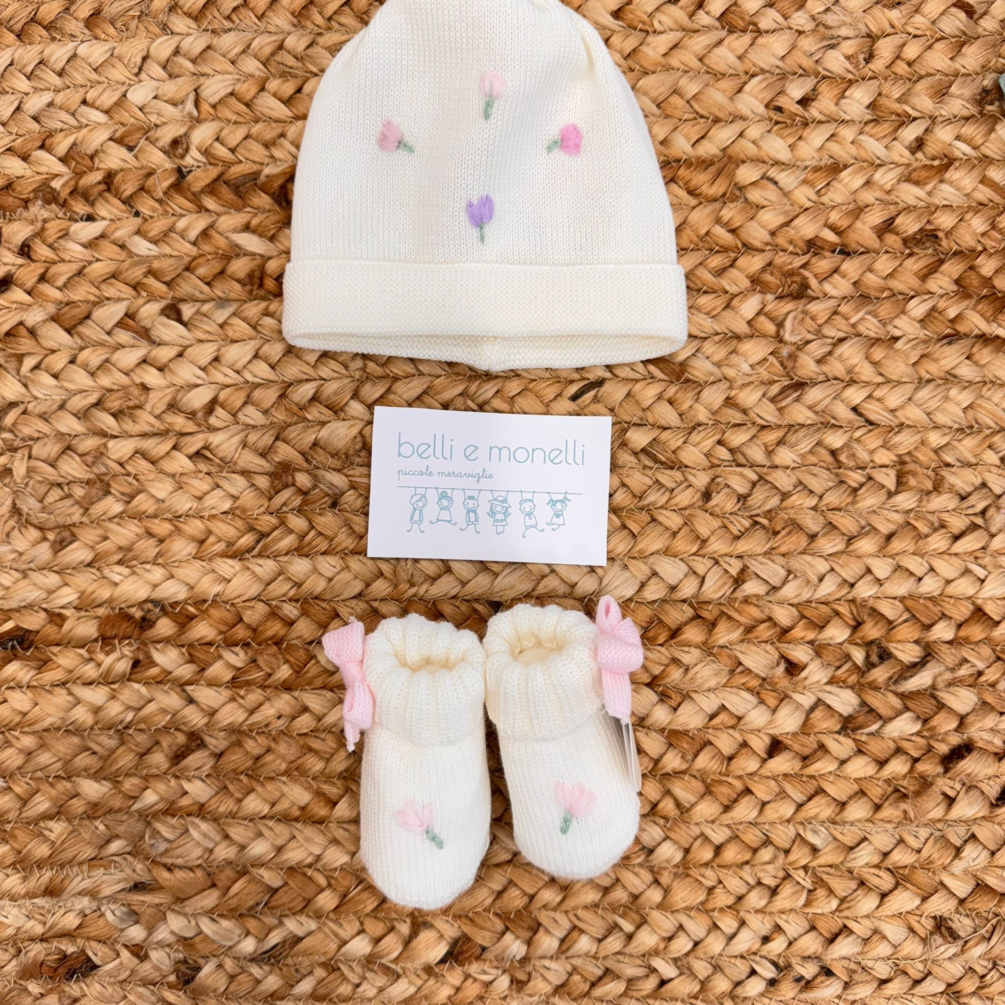 Set cappellino e scarpette neonata in pura lana con ricamo tulipani