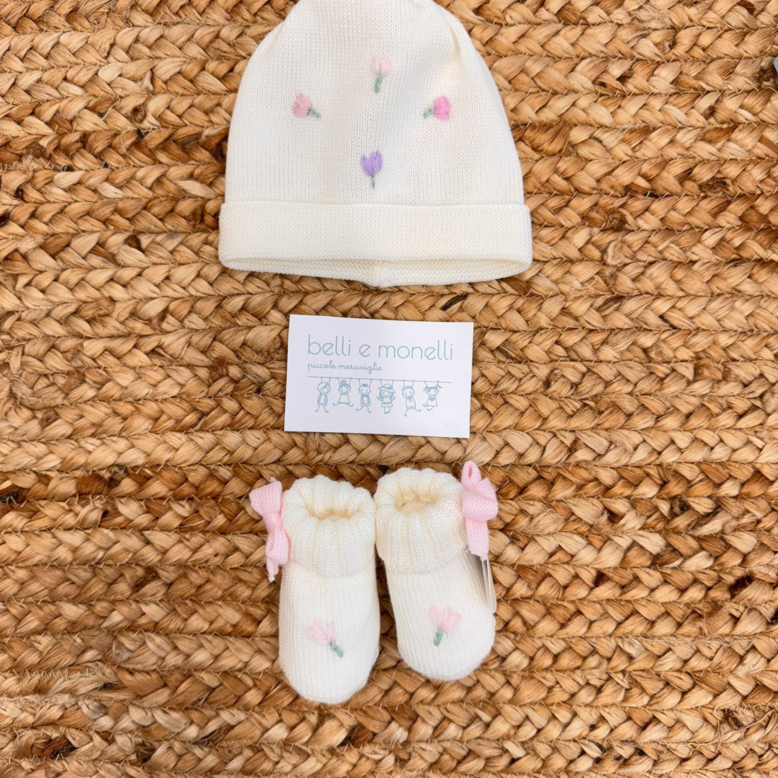 Set cappellino e scarpette neonata in pura lana con ricamo tulipani