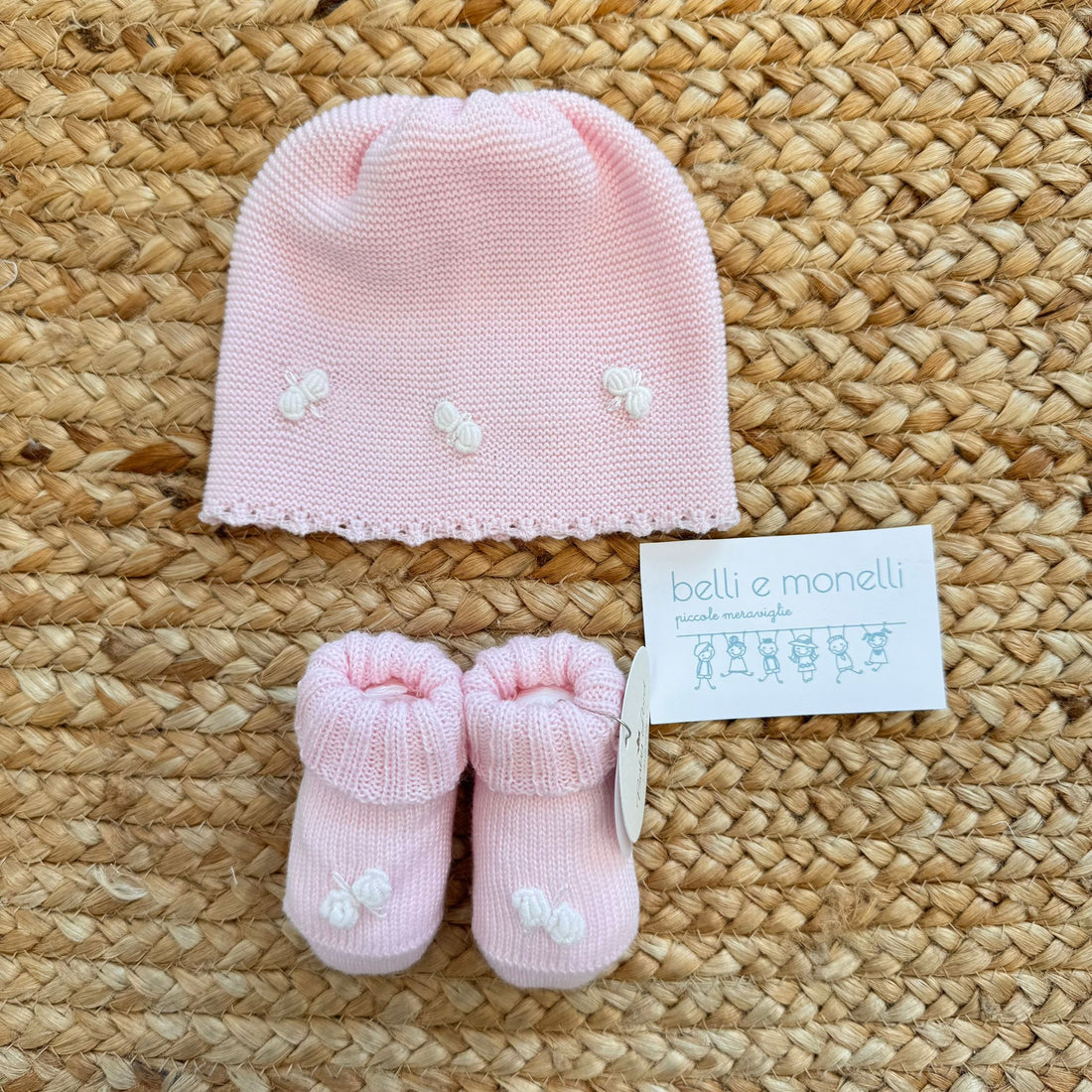 Set neonata rosa con cappellino e scarpette in pura lana con fiocchetti