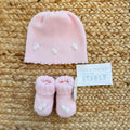 Set neonata rosa con cappellino e scarpette in pura lana con fiocchetti