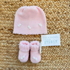 Set neonata rosa con cappellino e scarpette in pura lana con fiocchetti