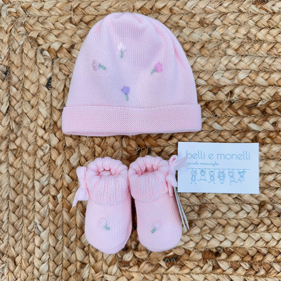 Set cappellino e scarpette neonata in lana rosa con ricamo tulipani

