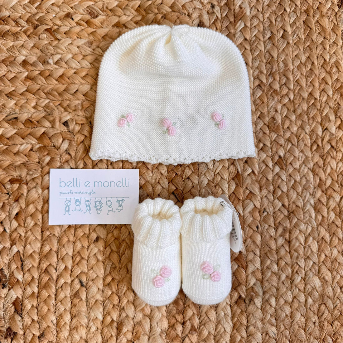Set cappellino e scarpette neonata in pura lana panna con roselline ricamate