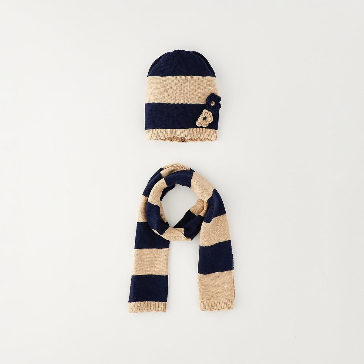 Set cappello e sciarpa bimba blu e beige a righe con applicazioni decorative