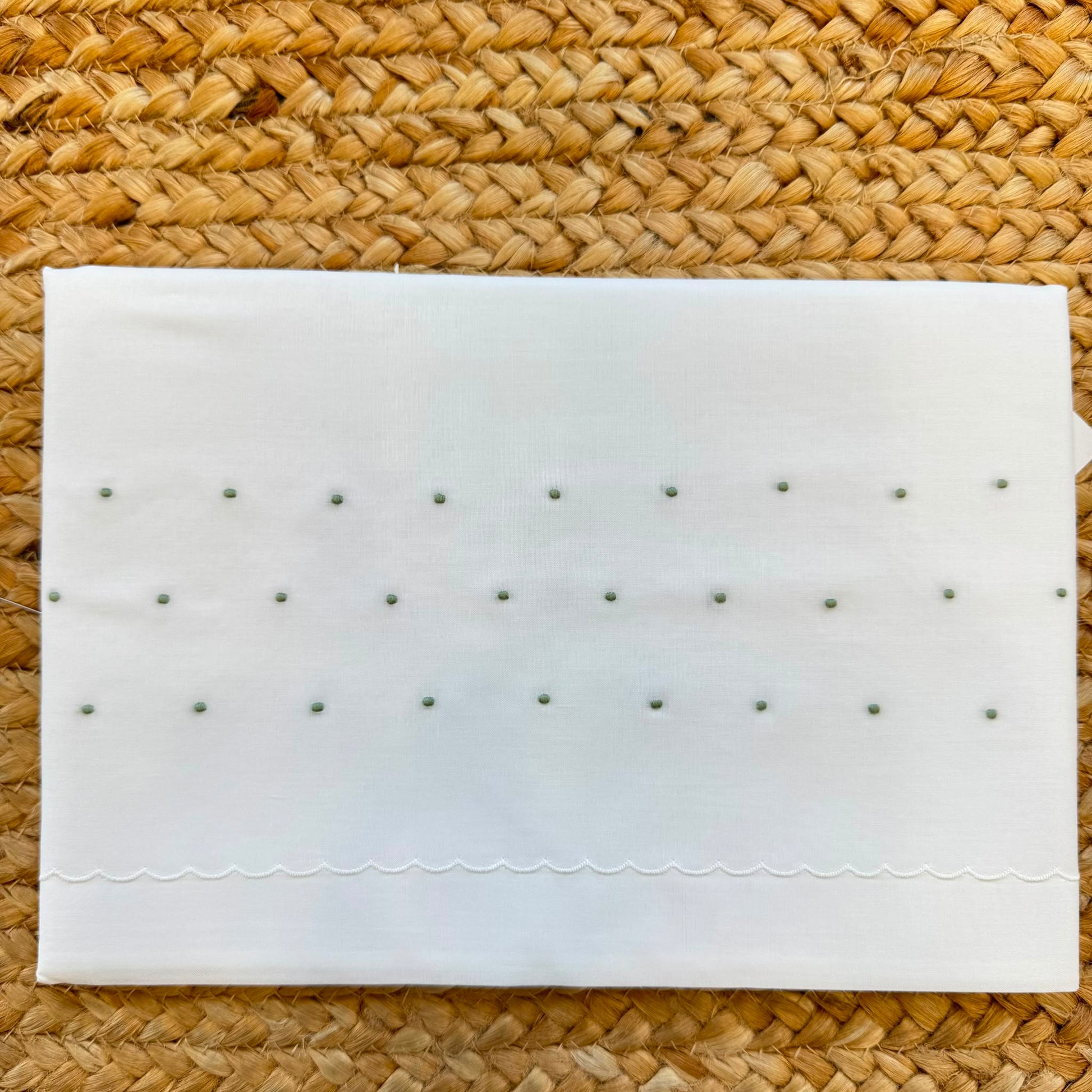 Set lenzuola baby culla in cotone batista bianco con piccoli ricami verdi per corredino nascita neonato