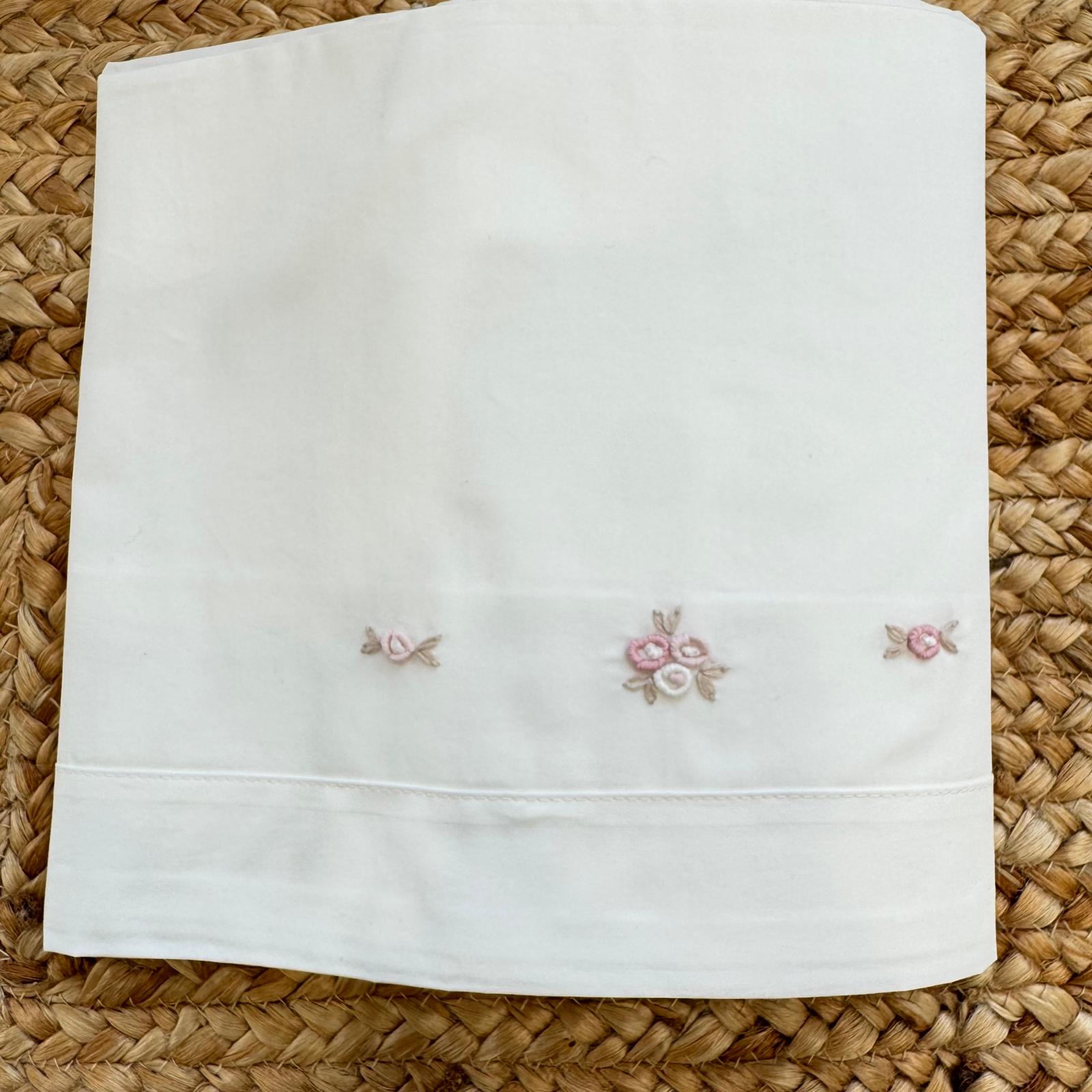 Set lenzuola babyculla bianco con ricami floreali rosa per neonata