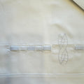 Lenzuolo sopra culla neonato bianco con ricamo stilizzato e inserto decorativo