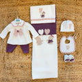 Uscita clinica neonata in ciniglia bianco panna e prugna con tutina, copertina sfoderabile, bavetta, cappellino, scarpine e lenzuolino coordinati.