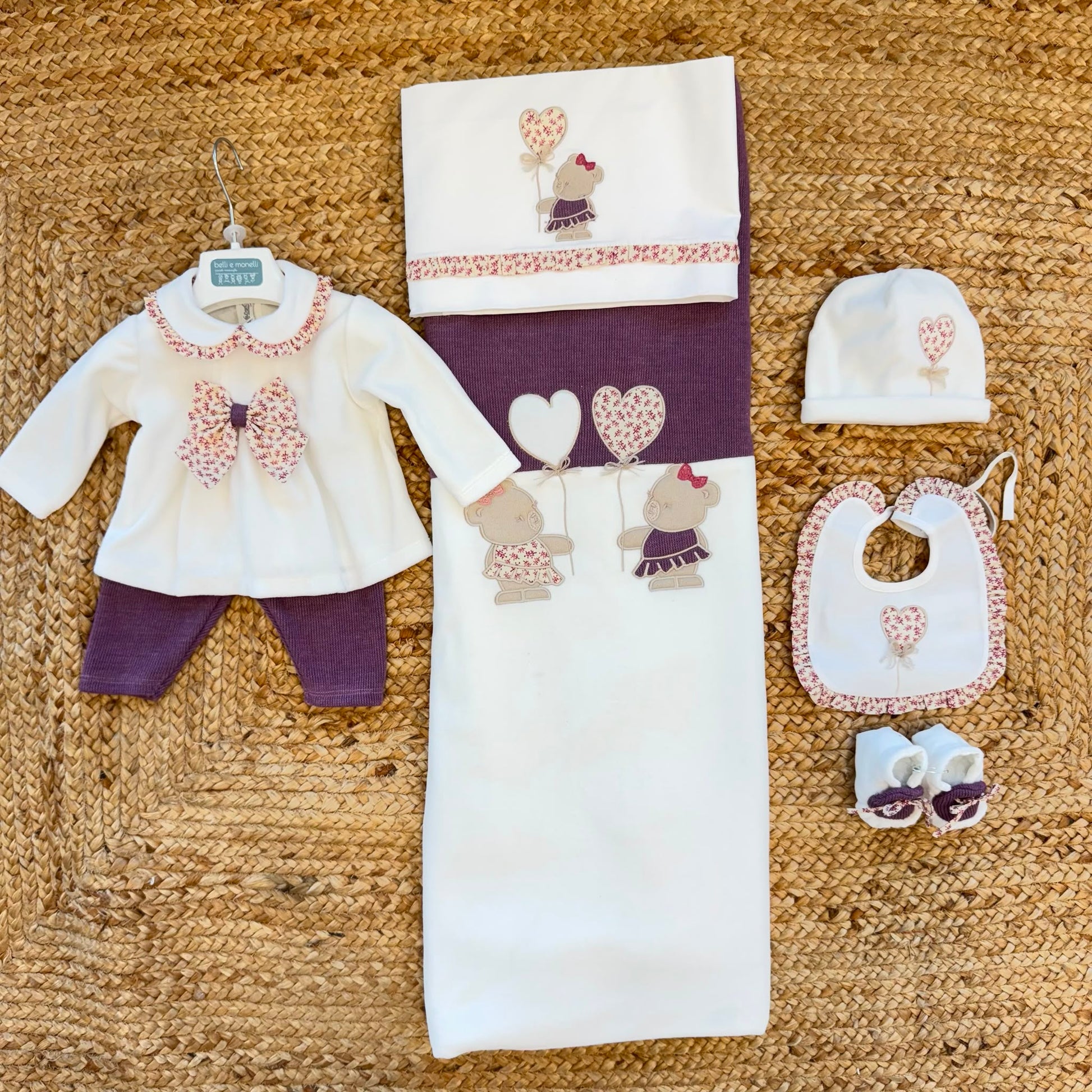 Uscita clinica neonata in ciniglia bianco panna e prugna con tutina, copertina sfoderabile, bavetta, cappellino, scarpine e lenzuolino coordinati.