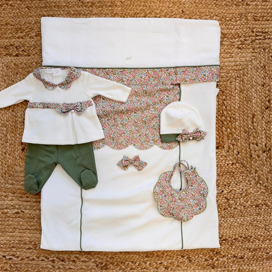Set nascita in ciniglia per neonata con dettagli floreali liberty, completino e copertina – coordinato invernale elegante
