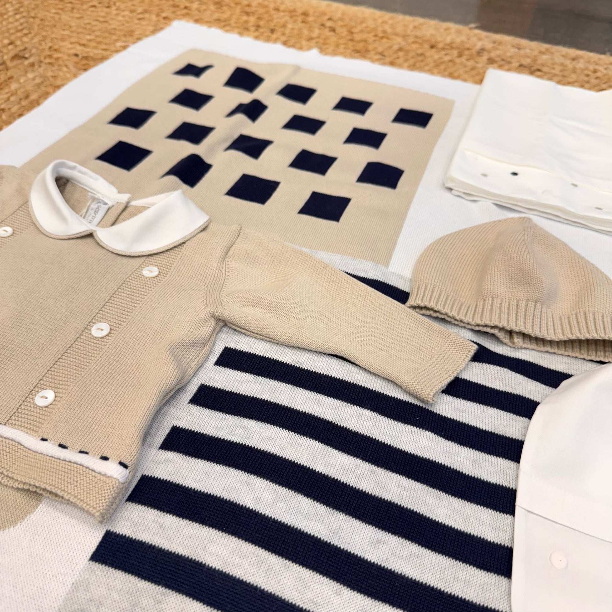 Copertina in maglia con motivi geometrici beige e blu