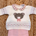 Completo in lana per neonata con orsetta ricamata, cuori rosa e colletto vichy